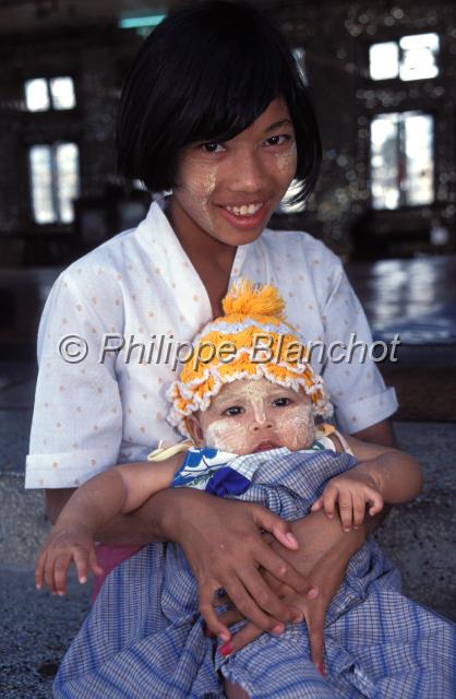birmanie 31.JPG - Jeune fille et sa petite soeurRangoon (Yangon)Birmanie (Myanmar)